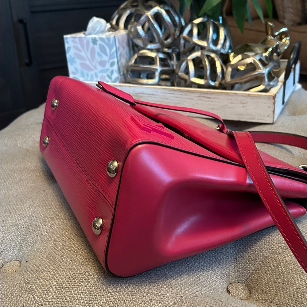 Louis Vuitton Epi Cluny MM Handbag - Picture 10 of 17